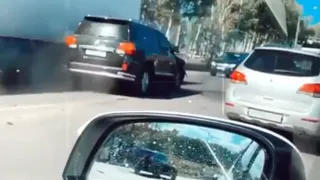 Создали пробку: на Южной окружной столкнулись "Пежо" и мотоцикл