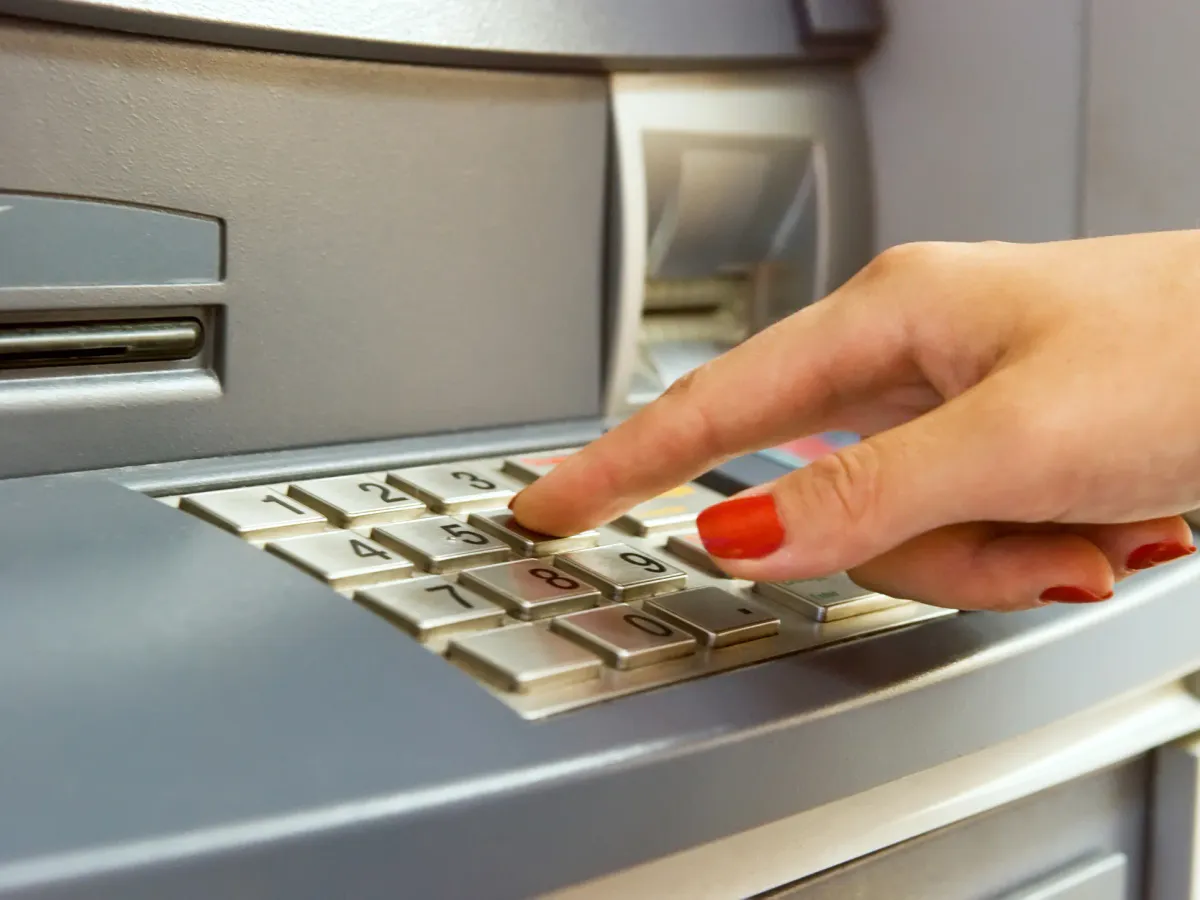 Не забывайте про эту кнопку на банкомате - ловушка для тех, кто снимает деньги с карты