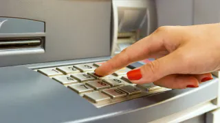 Не забывайте про эту кнопку на банкомате - ловушка для тех, кто снимает деньги с карты