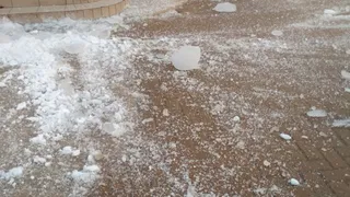 На Первомайском проспекте глыба льда упала на мужчину