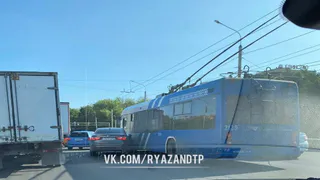 На Приокском путепроводе в Рязани произошло ДТП с Kia Rio и троллейбусом