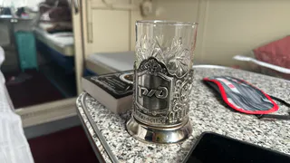 Соседи снизу не пустили к столику, но скоро пожалели: отплатил за "доброту" сполна - как поставить наглых попутчиков в поезде на место