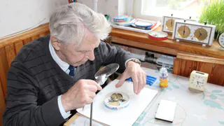 Рязанец чинит часы, принося людям счастье