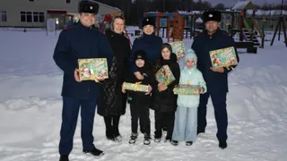 Сотрудники СУ СКР по Пензенской области поздравили с Новым годом семью из Белгородской области