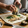 Натираю к шпротам плавленый сырок и чеснок — и в лаваш. Быстрый и обалденно вкусный рулет на ужин готов