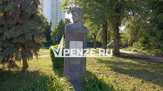 «Неужели сложно заменить мемориальную доску?»: пензенцы просят обновить надпись на памятнике Герою Советского Союза на ул. Калинина