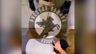 В центре Рязани люди в камуфляже потребовали извиниться на камеру владельца кафе 