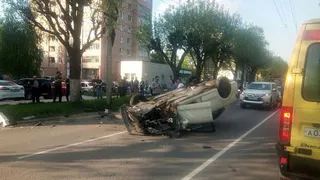Видео: на улице Есенина перевернулась легковушка