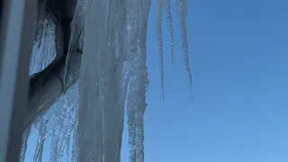 «Самое страшное может произойти»: в Рязани пожаловались на сосульку над газовой трубой