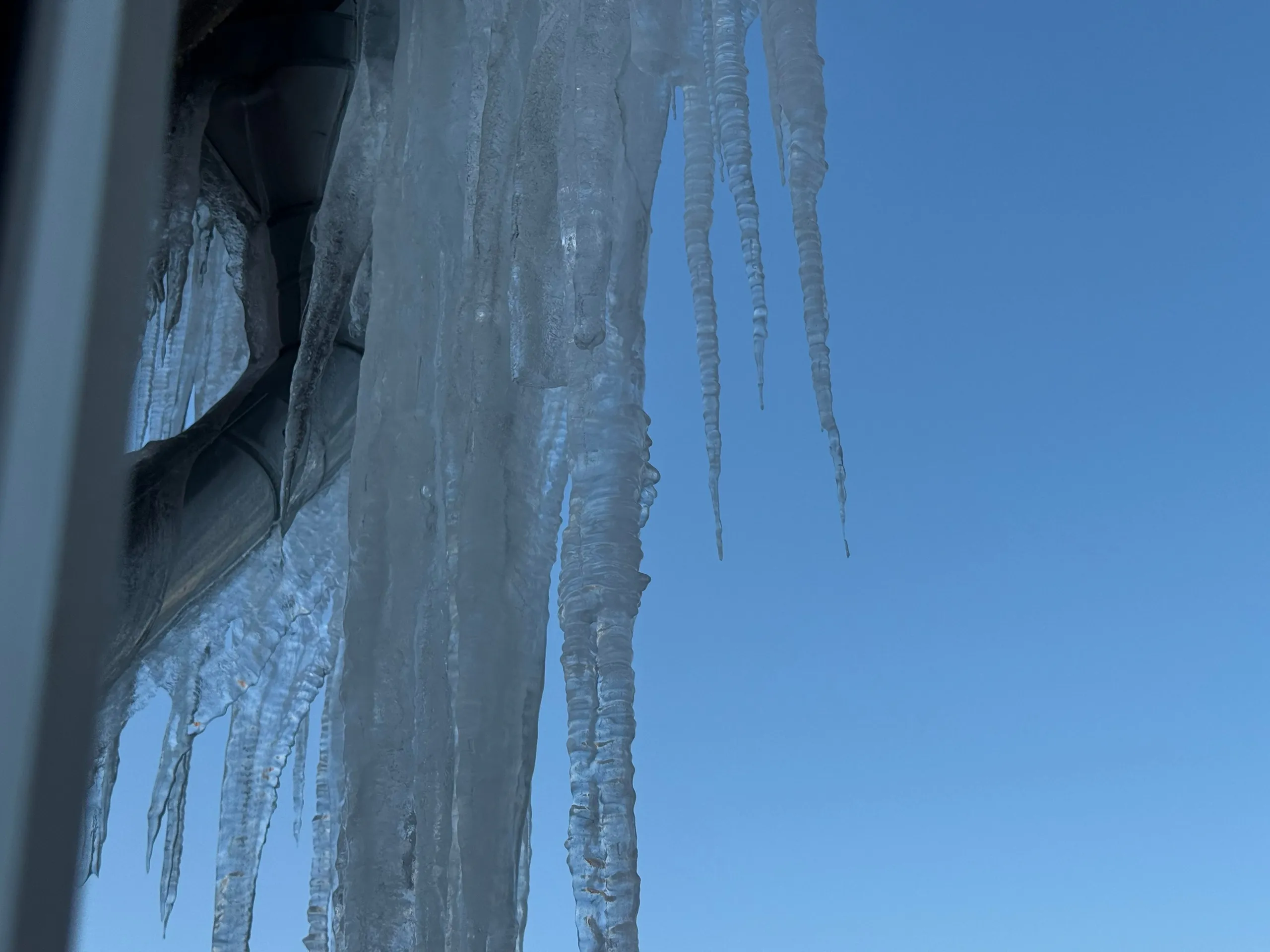 «Самое страшное может произойти»: в Рязани пожаловались на сосульку над газовой трубой
