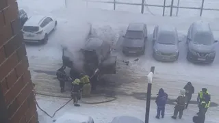 В одном из городов Коми во дворе многоэтажки загорелся автомобиль