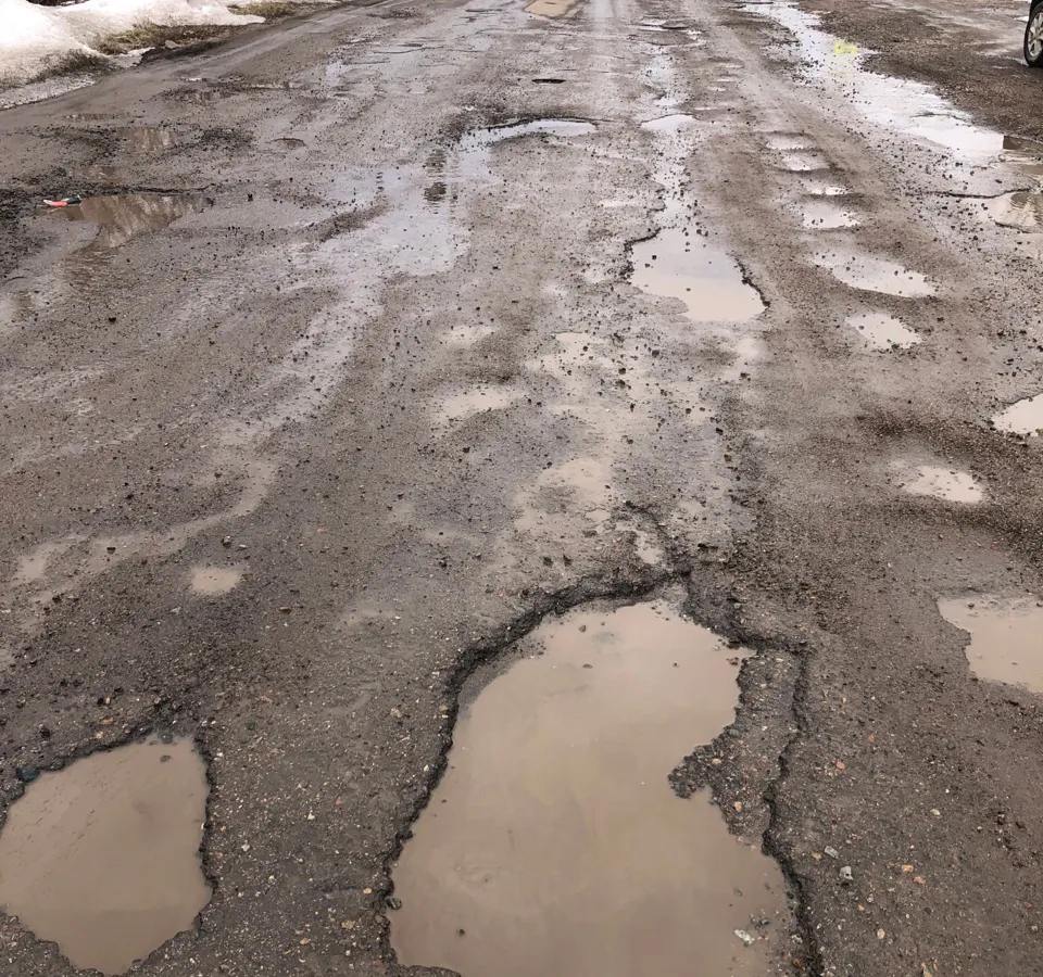 Жители поселка Желтинский Магнитогорска жалуются на разбитые дороги из-за строительства "Притяжения"