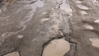 Жители поселка Желтинский Магнитогорска жалуются на разбитые дороги из-за строительства "Притяжения"