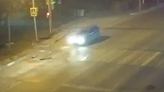 Водитель не увидел: в Песочне автомобиль угодил в дорожный провал