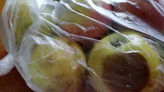 Гнилые яблоки: ребенок-инвалид получил сухпаек от администрации