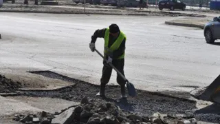 Перекроют дорогу: коммунальщики залатают провал на Зубковой