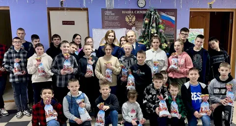 Сотрудники Следственного комитета поздравили с Новым годом детей из Лухтоновской школы-интерната