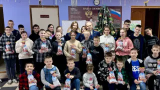 Сотрудники Следственного комитета поздравили с Новым годом детей из Лухтоновской школы-интерната