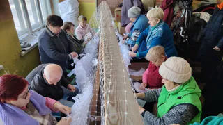 Пенсионеры Вязниковского района плетут маскировочные сети для участников боевых действий