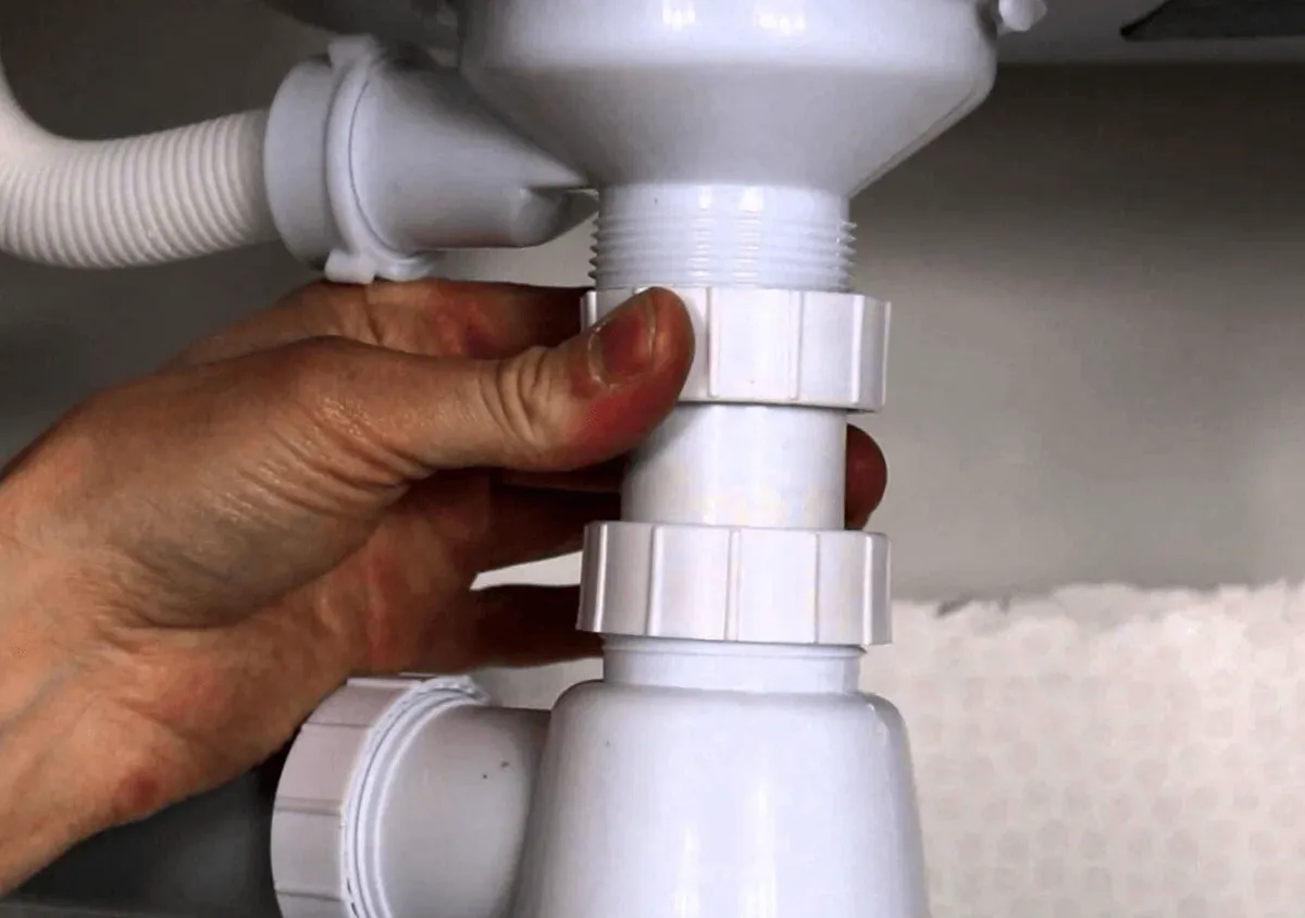«90% затоплений соседей происходят из-за этой ошибки»: сантехник с 20-летним стажем назвал главную причину