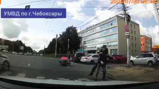 Сотрудники Госавтоинспекции преградили дорогу мотоциклисту без прав в Чебоксарах и уложили его на землю