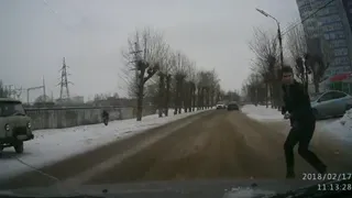 "Я под другую брошусь, мне какая разница": в Рязани автоподставщик кидается под колеса машин