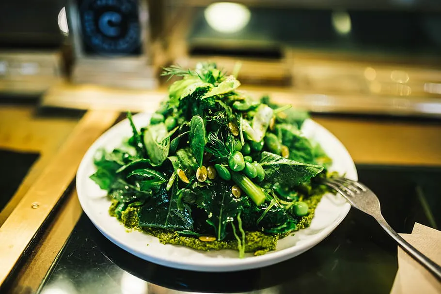 Вкусный салат с пекинской капустой и консервированным горошком