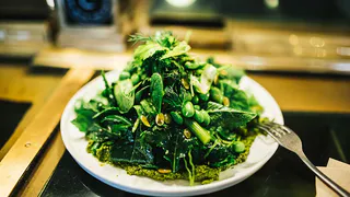 Вкусный салат с пекинской капустой и консервированным горошком