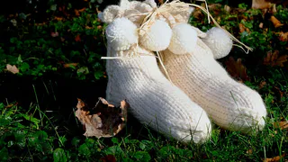 Кидаем пару ложек в таз и самые заношенные носки будут белее снега: простой совет