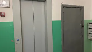 В Рязани мужчина затащил полуголый труп в лифт и убежал