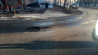 "Снова яма и ее жертвы" - на Электрозаводской несколько автомобилей пробили колеса