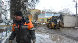 "Не будет тут луж никаких" - рабочие рассказали как они укладывают асфальт на улице Советской Армии