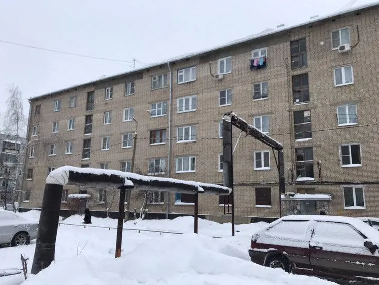 Жители Дягилева видят в подъезде грязь, но УК “убирается по графику”
