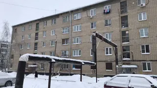 Жители Дягилева видят в подъезде грязь, но УК “убирается по графику”