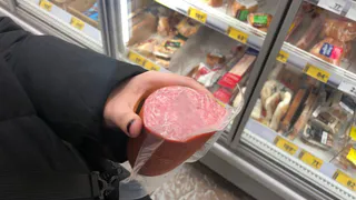 Научилась чистить колбасу от оболочки быстрее, чем за 1 минуту - даже нож не нужен. Гениальный лайфхак 