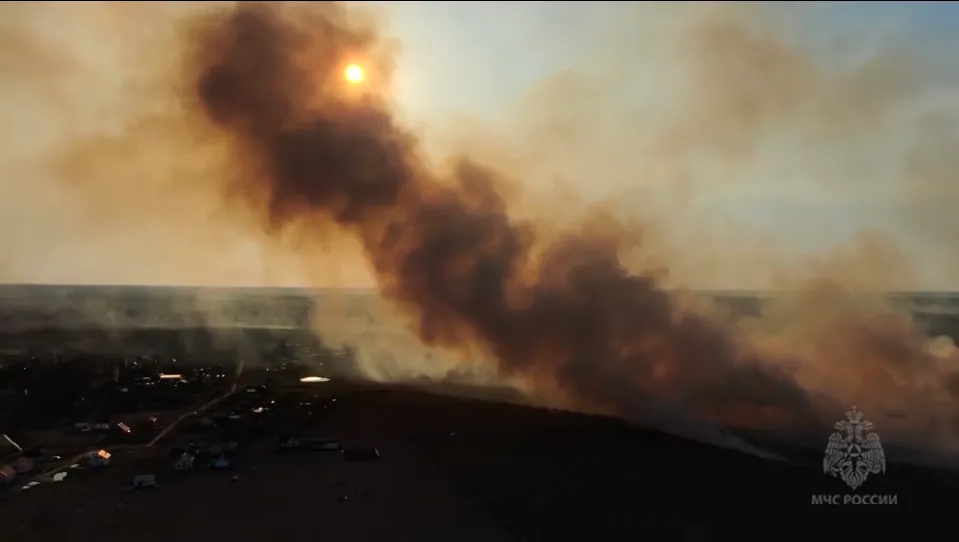 Почти 50 пожарных тушили сухую траву в Бессоновском районе