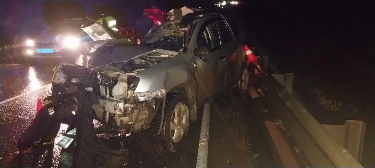 В Татарстане автоледи на скорости влетела в стоящий у дороги «КамАЗ»