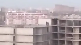 На Славянском проспекте дети толкались у края крыши многоэтажки (видео)