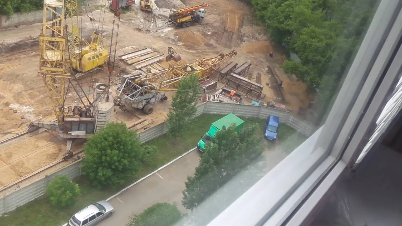 Не дают спать: в Нижнекамске под окнами жилого дома идёт стройка