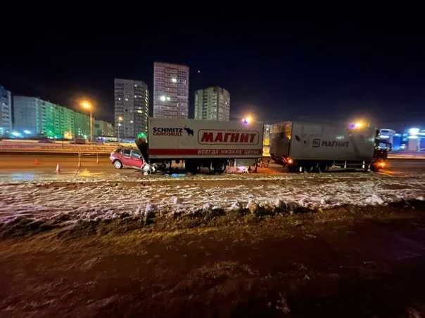 В Магнитогорске легковой автомобиль врезался в припаркованный грузовик