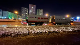 В Магнитогорске легковой автомобиль врезался в припаркованный грузовик