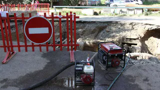 На улице Грибоедова временно перекрыли теплотрассу