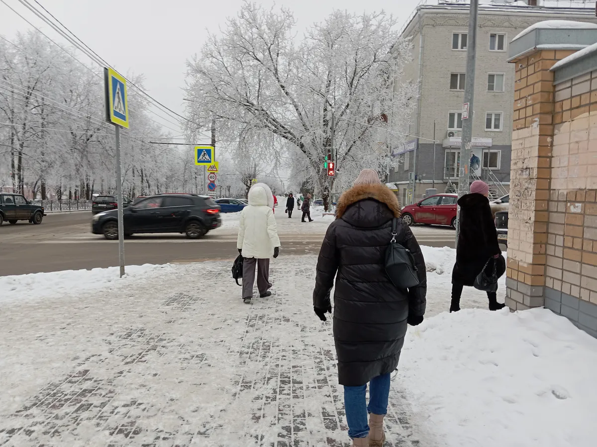 Нужно ли останавливаться, если пешеход еще на тротуаре: разбираем спорные ситуации на пешеходном переходе