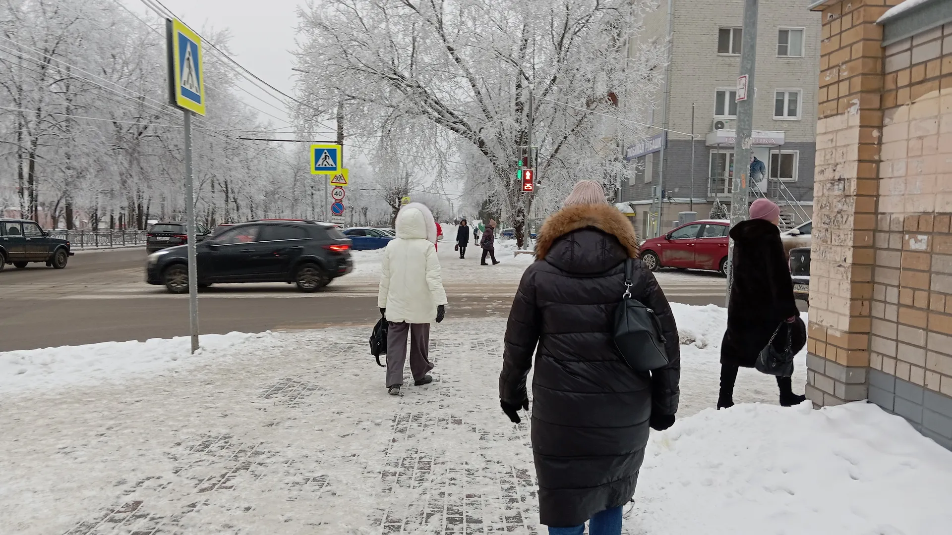Нужно ли останавливаться, если пешеход еще на тротуаре: разбираем спорные ситуации на пешеходном переходе