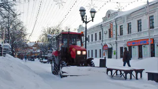 Уборка снега: водителей попросили не парковать свои машины на нескольких улицах