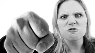 В Нижнекамске женщина избила полицейского