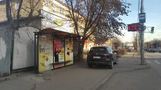 Рязанский священник припарковался на тротуаре