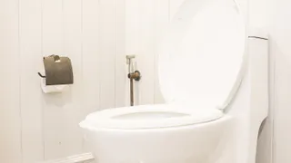 Просто добавьте 2 капли в уксус и забудьте о желтизне унитаза: идеальная чистота обеспечена