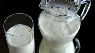 Врач Александр Новиков рассказал, какое молоко лучше, обычное или топленое, в чем их плюсы и кому нельзя пить топленое