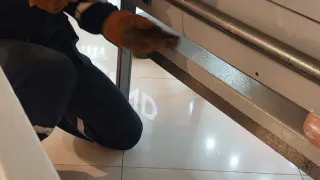 Ребенок застрял в скамейке в торговом центре Магнитогорска